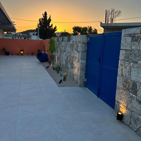 Cora May Central Villa With Private Pool 200M To The Beach 팔리라키 외부 사진