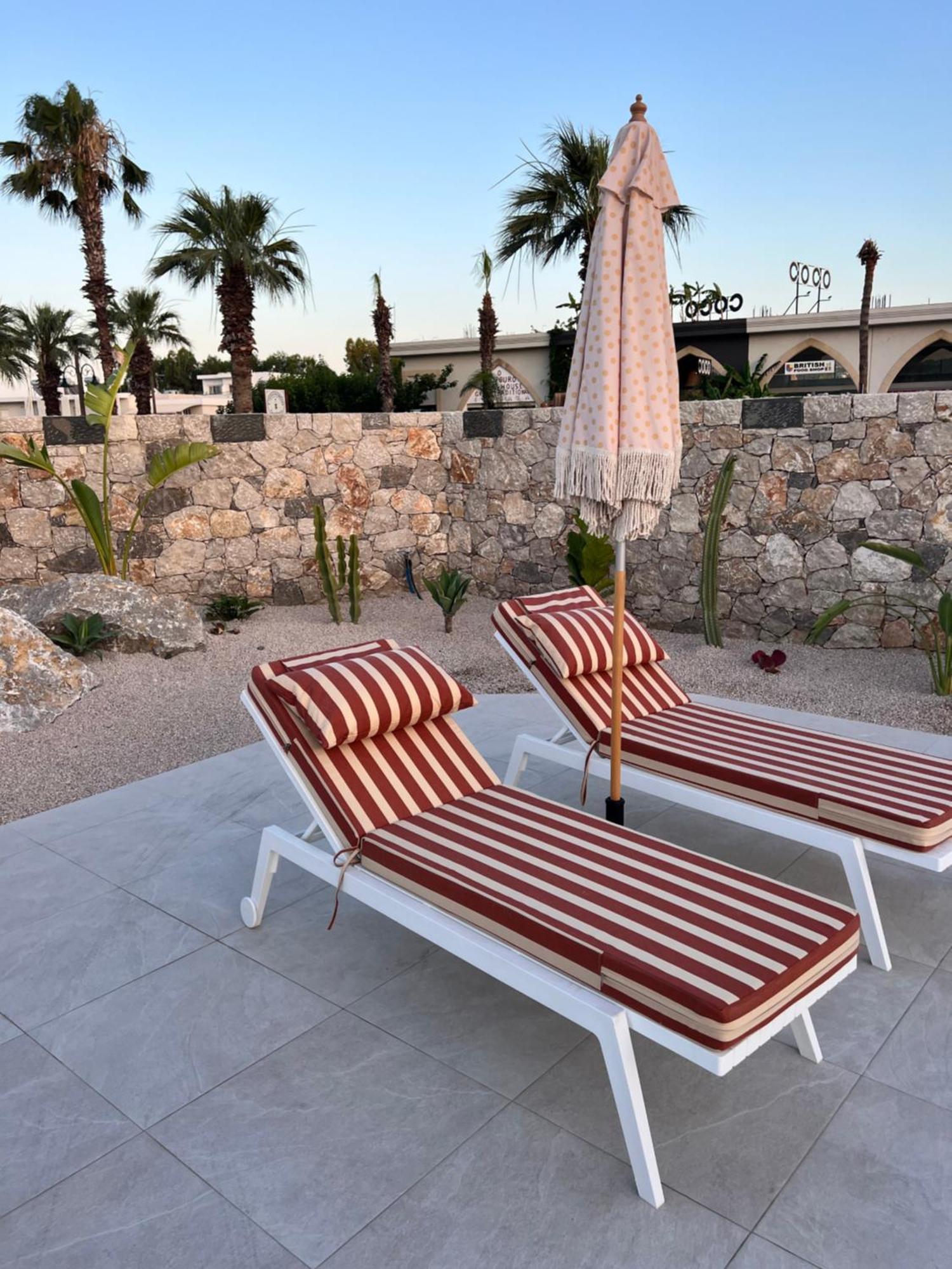 Cora May Central Villa With Private Pool 200M To The Beach 팔리라키 외부 사진